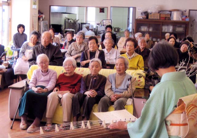 10年1月6日高知市の老健施設咲楽での演奏
